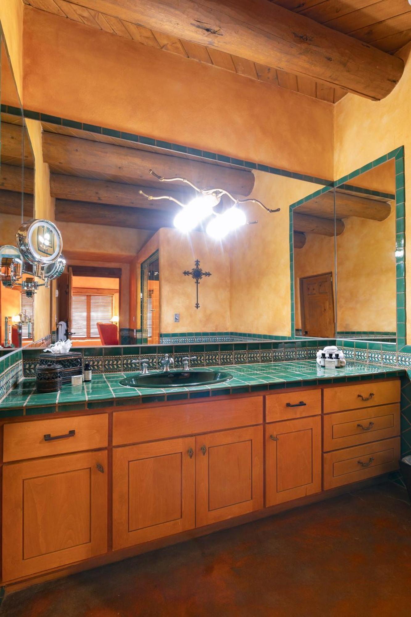 Two-Bedroom Suite,1691995259:JPEG